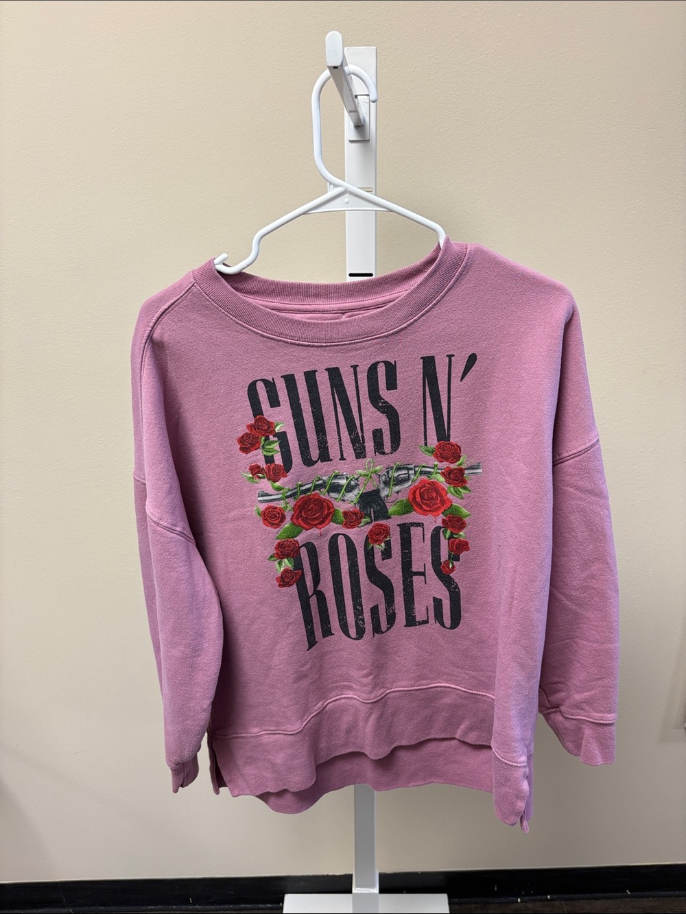 Guns N' Roses Graphic Crewneck Sweatshirt - Pink
